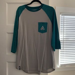 Men’s LRG baseball tee